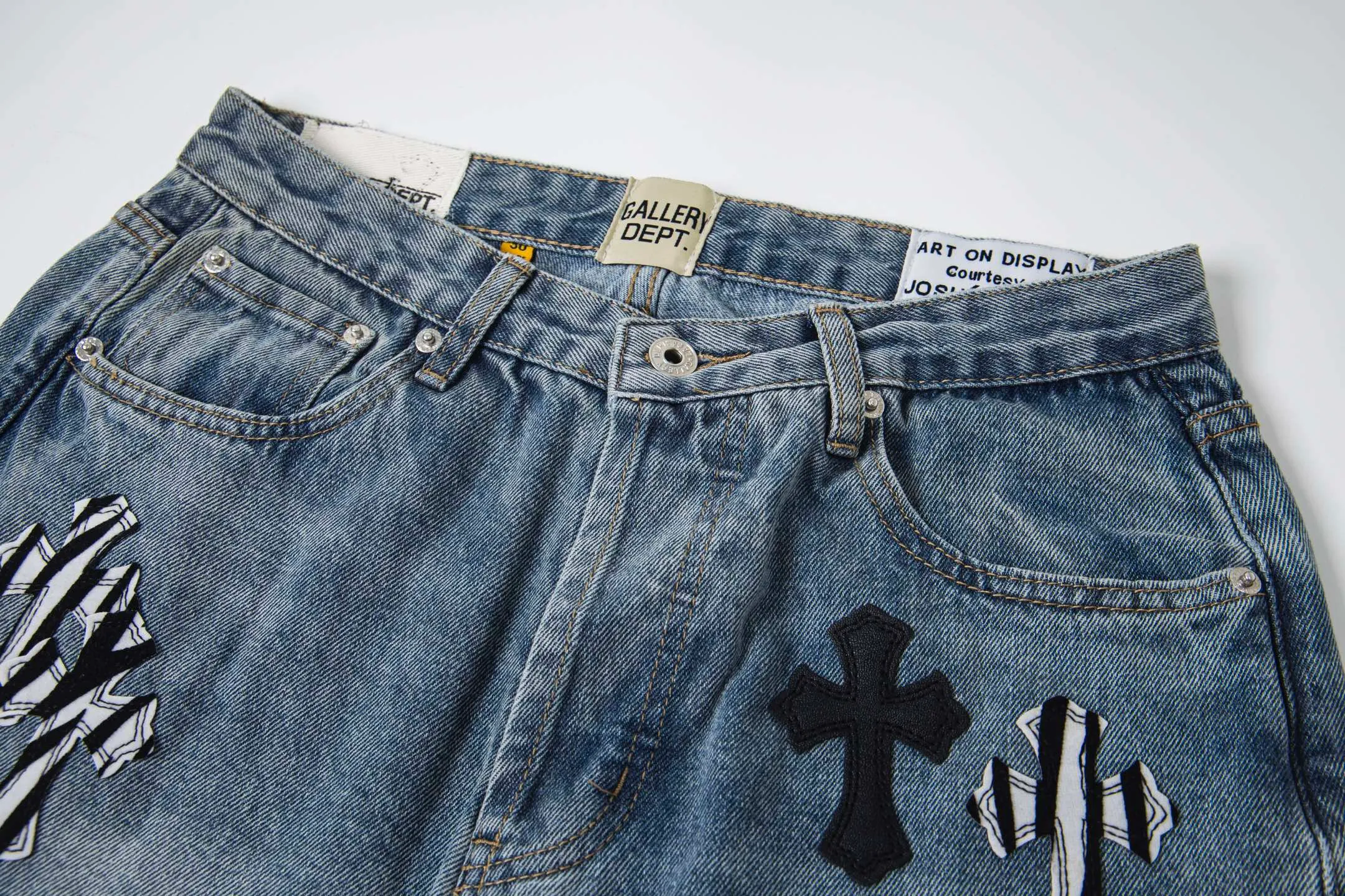 💰280 GALLERY DEPT & Chrome hearts Washed jeans with large logo and devil multi-label cross, truly restore the ultimate vintage texture, three-dimensional version, loose and comfortable, not picky about the figure, taller and slimmer, factory-made, original quality control, same style for men and women, can be matched with couples, versatile recommendation, must-have jeans for all seasons, fashionable people have been disappointed. From the quality selection of fabrics, the tailoring of details, and the matching of patterns, they are all impeccable! The upper body is so handsome when worn...it can be easily worn by men, women and children! The craftsmanship is made of heavy-duty washed pure cotton denim fabric. After washing, it is soft and thick. It is very stylish when worn on the body. Style number: 1756 Color: blue Size: 28 30 32 34 36